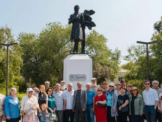 Представители Русского дома в Уральске и горожане у памятника Пушкину