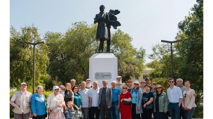 Представители Русского дома в Уральске и горожане у памятника Пушкину